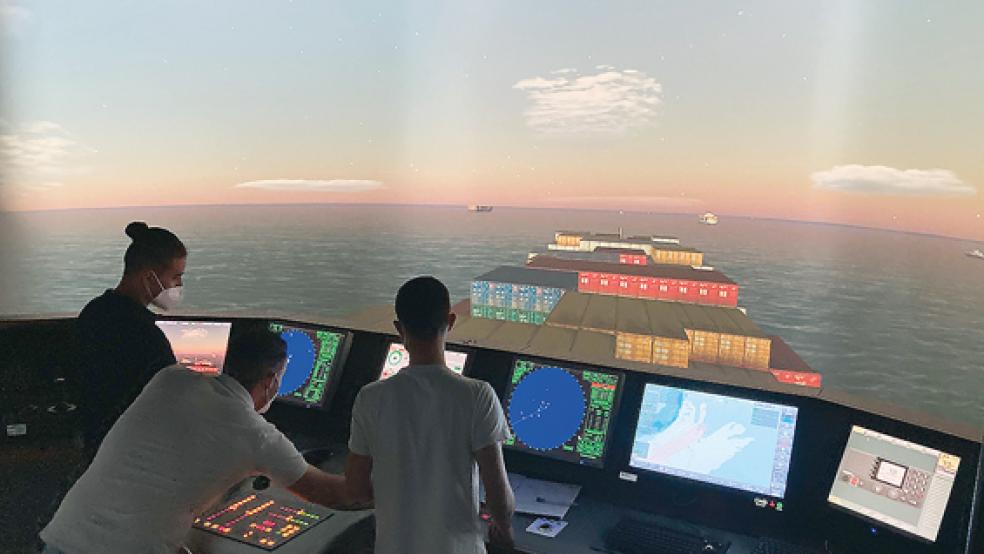 Auf der Brücke eines großen Schiffssimulators arbeiten die Studenten in kleinen Teams zusammen.  © Fotos: Boelmann