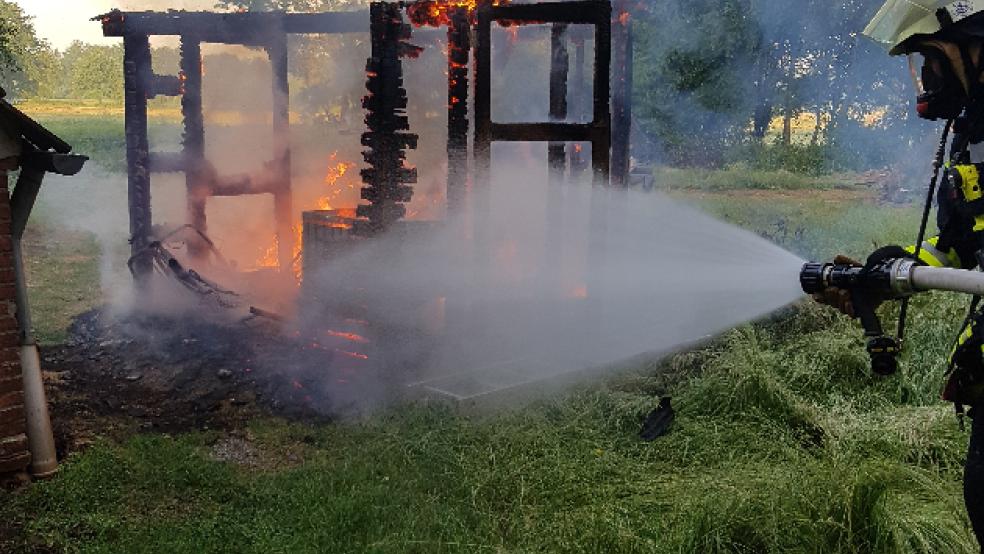 Bei Aurich war heute Morgen schon die Feuerwehr gefordert. Ein Schuppen brannte nieder. © Feuerwehr