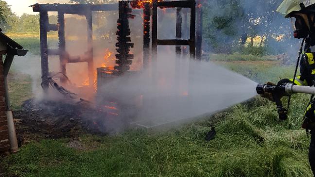 Schuppen brennt vollständig nieder