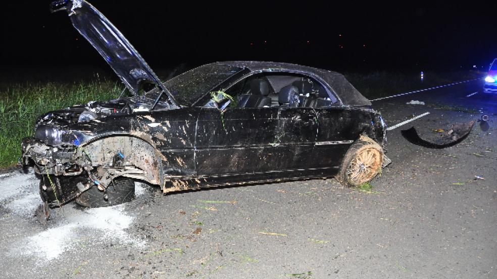 Durch den Verkehrsunfall wurden zwei Leitpfosten und ein Weidenzaun beschädigt. Der Fahrer wurde nur leicht verletzt.  © Wolters