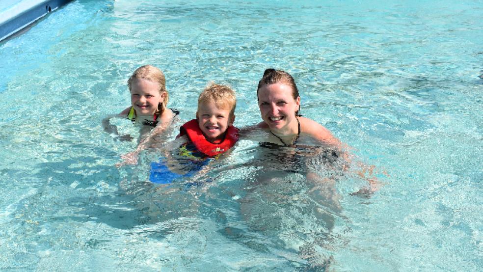 Zu den Gästen am Samstagvormittag im Friesenbad gehörten auch (von links) Leevke, Freerk und Insa Bakker aus Stapelmoor. © Kuper