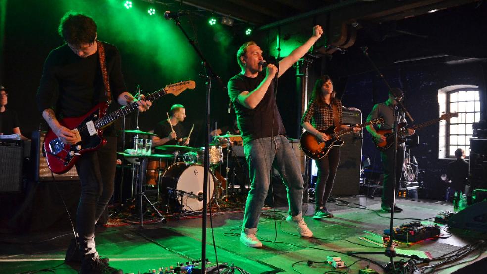 Voller Spielfreude zeigte sich Thees Uhlmann mit seiner Band. © Ammermann