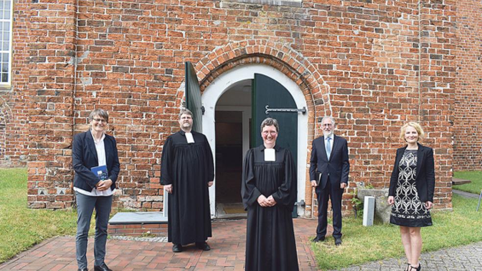 Pastorin Barbara Wündisch-Konz (Mitte) ist seit Sonntag ordinierte Pfarrerin der Kirchengemeinde Stapelmoor. Mit auf dem Foto sind (von links) Pastorin Brigitte Gläser, Präses Ard Nap, Kirchenratsvorsitzender Berthold Groenewold und Pastorin Anja Kramer.  © Fotos: Kuper