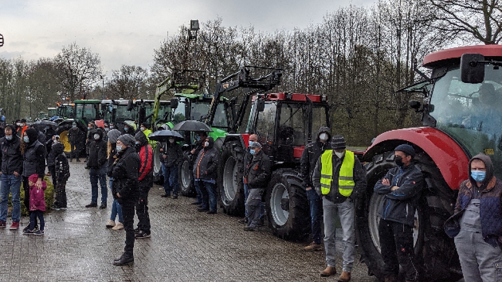 Immer wieder sorgen nach Ansicht von Landwirten zu strenge Naturschutzverordnungen für Proteste, so wie hier kürzlich in Middels beim Thema Fehntjer Tief. © Foto: Jürgens