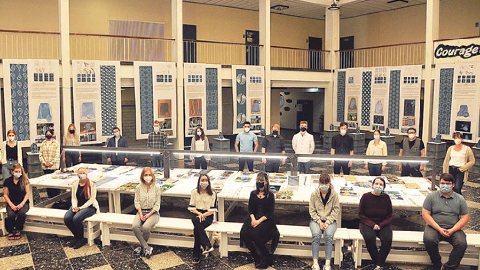 Die Schüler der Fachoberschule Gestaltung der BBS II Leer arbeiteten zwölf Wochen lang an ihren Entwürfen zum Thema »Leer mustert aus - ein Kulturbeutel«.  © Foto: Wolters