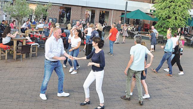 Tanzfieber auf dem Denkmalsplatz