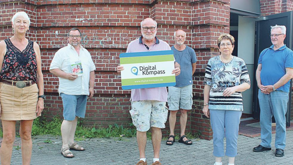 Freuen sich, dass es nach den Sommerferien wieder losgehen kann (von links): Angelika Janssen-Harms (Stadt Weener), Dieter Hilbrands, Manfred Niemöller, Wolfgang Willkowei, Gerda Boomgarden und Hans Schüürmann.  © Foto: Berents
