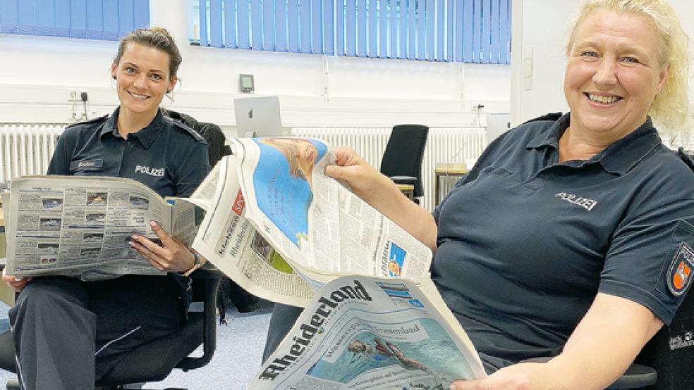 Das Presseteam der Polizeiinspektion Leer-Emden zu Besuch in der RZ-Redaktion: Frauke Bruhns (links) und Svenia Temmen erläutern, wann und wie Vorgänge und Einsätze in Presseinformationen verarbeitet werden.  © Foto: Hanken