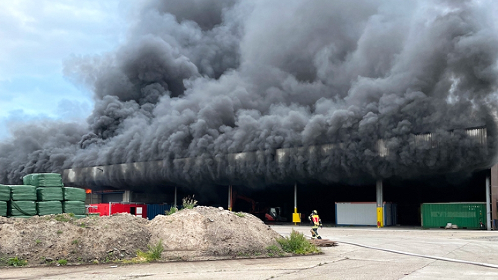 Dichter Qualm dringt aus der brennenden Recylingstoff-Halle am Papenburger Hafen.  © Foto: Feuerwehr Papenburg