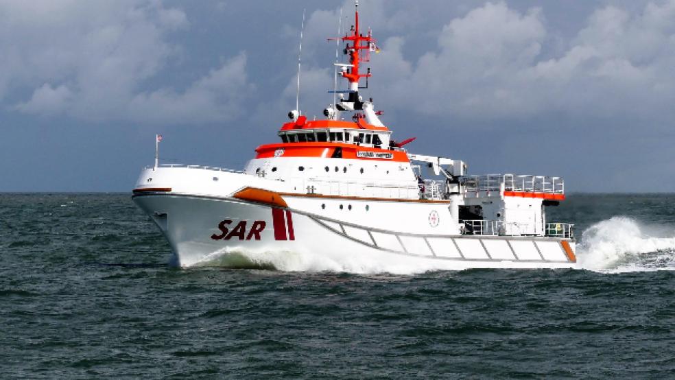 Die Seenotretter haben am Dienstagabend einen 77-Jährigen aus der Nordsee gefischt. Das Segelboot des Mannes war zuvor gekentert. © Die Seenotretter – DGzRS