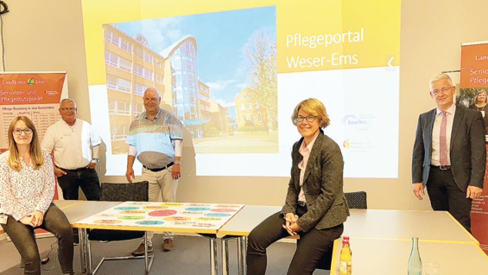 Setzen große Hoffnung auf das neue Pflegeportal Weser Ems (von links): Annika Priet (Klinikum Leer), Dirk Wennmann (Altenwohn- und Pflegezentrum Eben-Eser), Frank Schüür (Senioren- und Pflegestützpunkt), Daniela Kamp (Klinikum Leer) und Landrat Matthias Groote.  © Foto: Boelmann