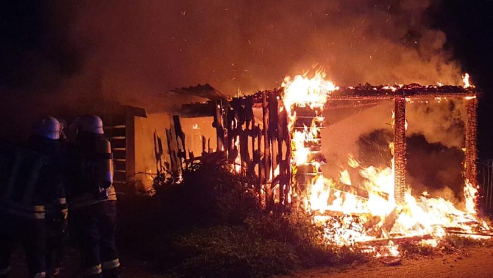 Als die Einsatzkräfte der Feuerwehr eintrafen, stand der Holzunterstand lichterloh in Flammen. © Foto: Fabian de Buhr (Feuerwehr Wiegboldsbur)