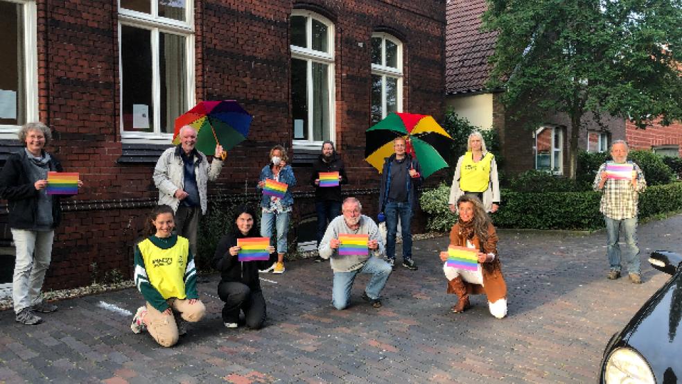 Auch Amnesty-Aktivisten aus Leer zeigten Flagge für Toleranz.  © privat 