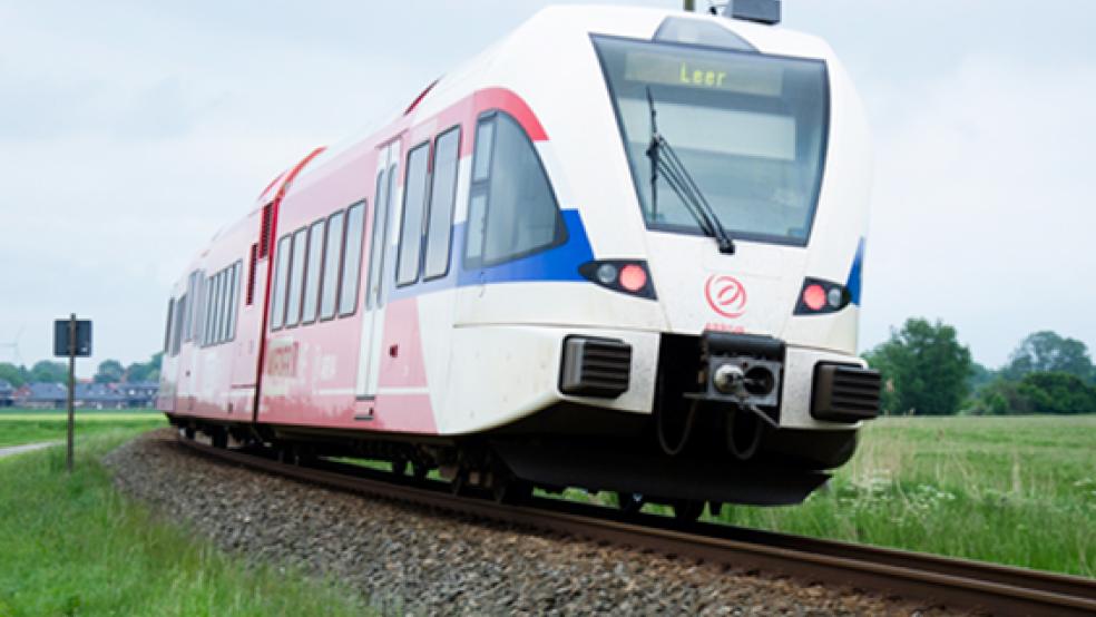 Die 173 Kilometer lange Bahn-Strecke zwischen Bremen und Groningen soll modernisiert werden und als »Wunderline« für eine zügige Zugverbindung über die Grenze sorgen. Im Bild ein Arriva-Zug bei Bunde.  © Archivfoto: Hanken