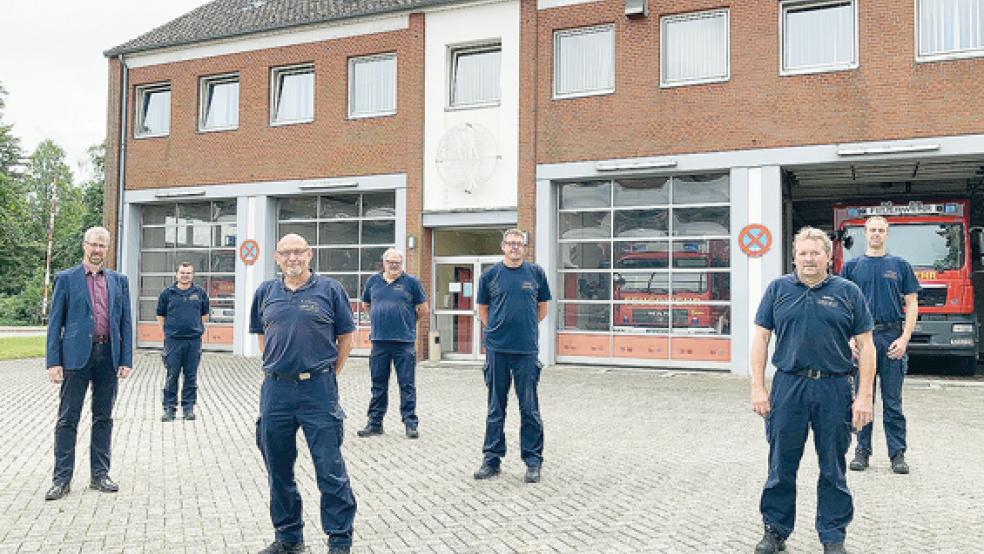 Kümmern sich um die Feuerwehrtechnische Zentrale (von links): Thomas Stamm (Amtsleiter beim Landkreis Leer), Harold Janssens, Remon Hafermann, Ingfried Battermann, Hans-Hermann Leemhuis, Berthold Bleicher und Jörg Hoffmann.  © Fotos: Boelmann