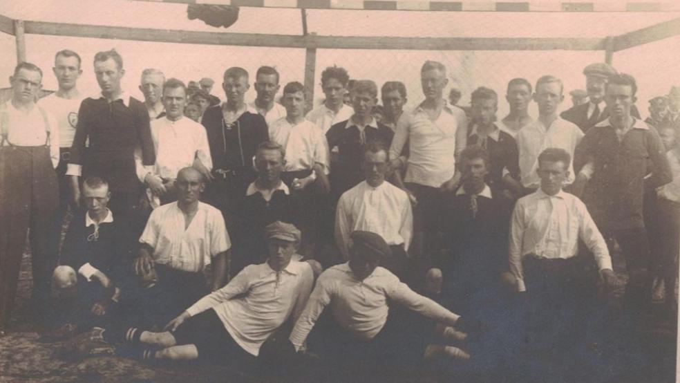 Fast 100 Jahre her: Eine Mannschaft des TV Weener (in den dunklen Hemden) von 1923 mit den Spielern einer Gastmannschaft. Es ist das älteste Foto von Weeneraner Fußballern in der im Herbst erscheinenden Chronik des TuS Weener.  © Fotos: RZ/privat