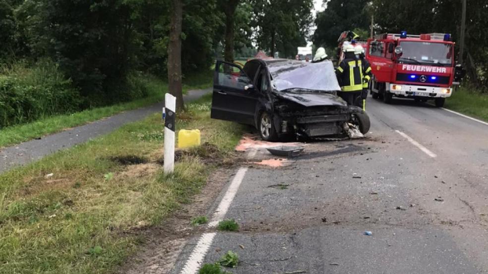 Eine 23-jährige Frau aus Ihlow wurde am Freitagnachmittag bei einem Verkehrsunfall in Westerende schwer verletzt. © Feuerwehr