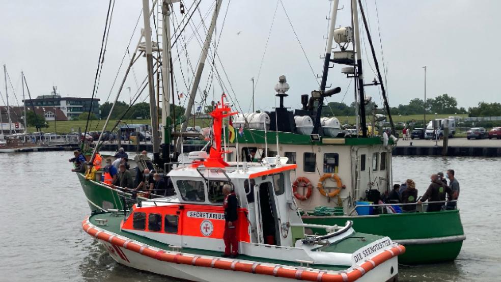 Das Seenotrettungsboot Secretarius der Freiwilligen-Station Langeoog schleppt den manövrierunfähigen Fischkutter längsseits in den Hafen Bensersiel. © Seenotretter