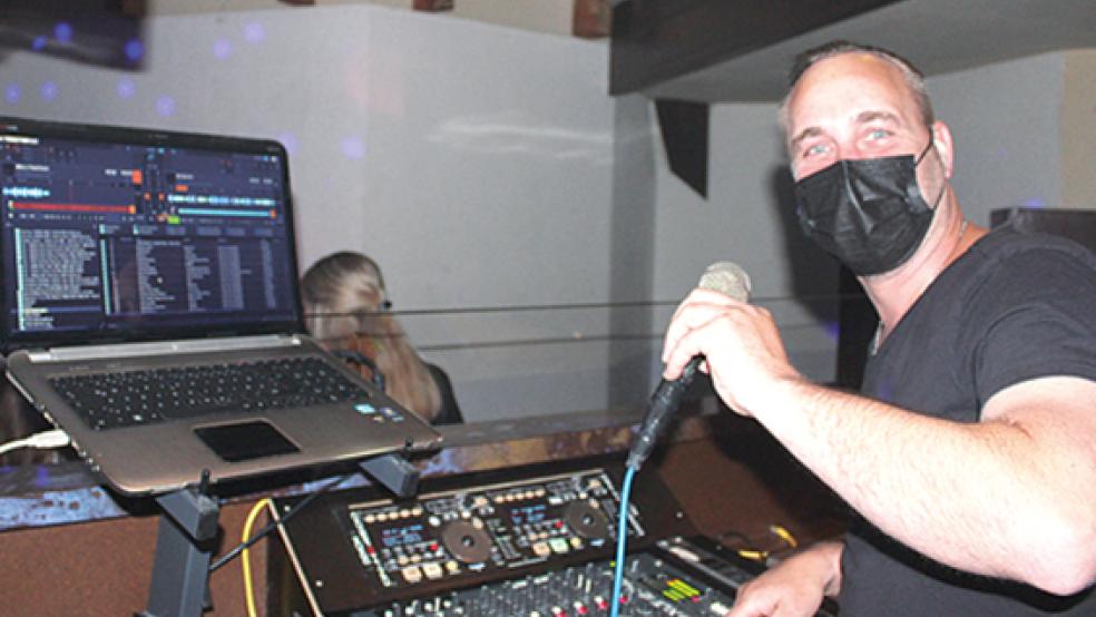 DJ »Focco« hatte nach der langen Wartezeit großes Lampenfieber. Bei Enrica Wins (kleines Foto, rechts) und ihrer Freundin Beelke Jütting war die Freude groß, endlich wieder feiern zu dürfen..  © Fotos: Berents