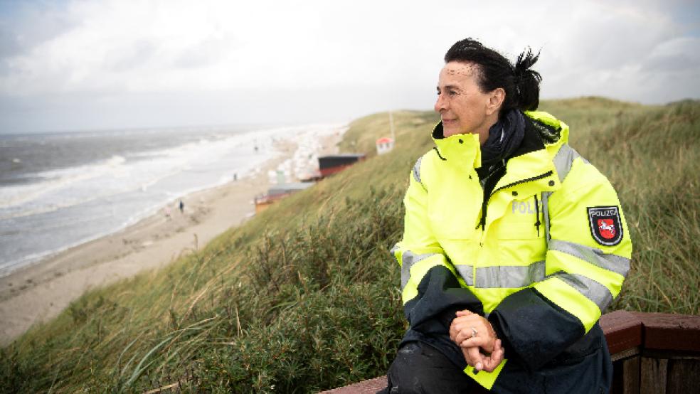 Polizeibeamtin Heike Cleve hat auf Baltrum schon kollegiale Verstärkung bekommen. © Foto: Schuldt (dpa)