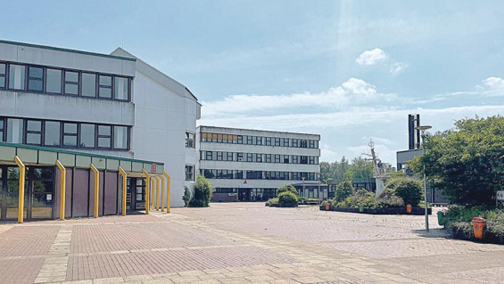 Nach einer telefonischen Bombendrohung wurden die Berufsbildenden Schulen Papenburg evakuiert.  © Foto: Müller