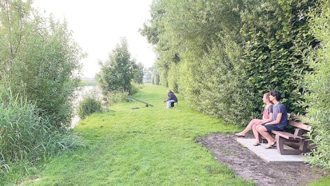 Neue Ruhebank am Sieltief in Ditzumerverlaat