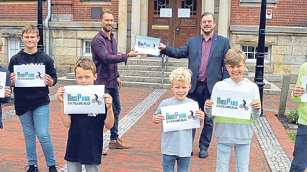 Die Online-Petition für einen Bikepark in Papenburg mit 1045 Unterschriften überreichte Gerd Sandten (hinten links) im Beisein von sechs jungen Bikern an Bürgermeister Jan Peter Bechtluft.  © Foto: Dieckmann