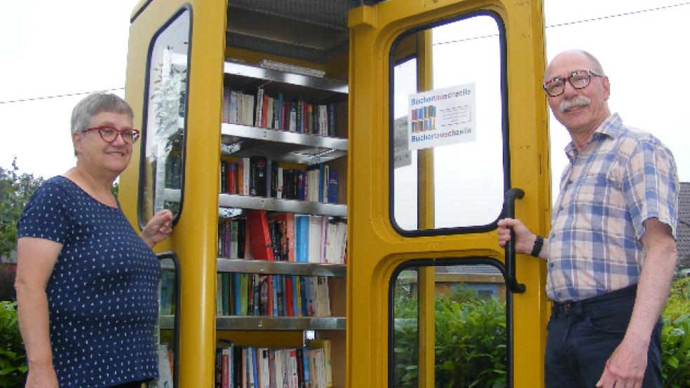 Durchgehende Öffnungszeiten: Der Lesestoff in der »Büchertauschzelle« von Angelika und Klaus Hödt in Middelstenborgum steht rund um die Uhr zur Verfügung. Bei einsetzender Dämmerung geht automatisch eine LED-Lampe an. © Foto: Szyska