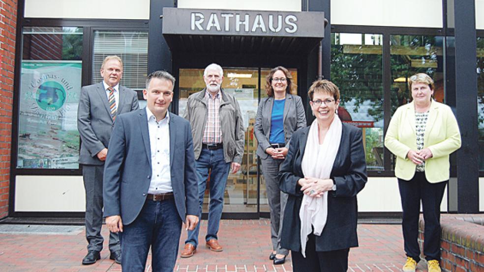 Zweite Station des zweistündigen Besuches von Birgit Honé in der Gemeinde war das Rathaus in Bunde. Im Bild von links: Bürgermeister Gerald Sap, Uwe Sap, Georg Huisinga, EDR-Geschäftsführerin Ilona Heyen, Birgit Honé und Hanne Modder.  © Foto: Hoegen