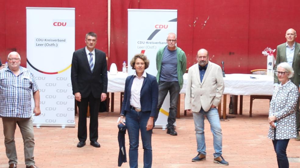 Beatrix Kuhl im Mittelpunkt: Nach der Listenaufstellung gruppierten sich die Stadtratskandidaten der CDU um die amtierende Bürgermeisterin. © Foto: CDU