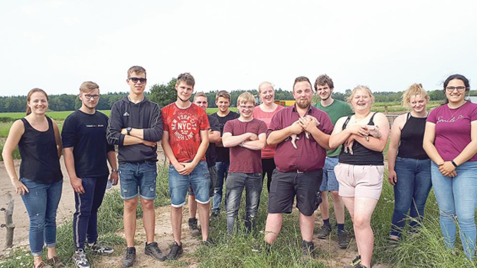 Zukünftige Landwirte besuchten den Hof von Johannes Erchinger in Logabirum.  © Foto: privat