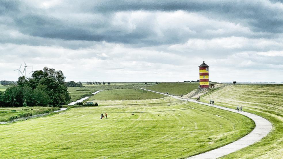 Der Deich bei Pilsum (Krummhörn). Der Küstenschutz soll mit höheren Bollwerken gewährleistet werden.  © Foto: Hanken