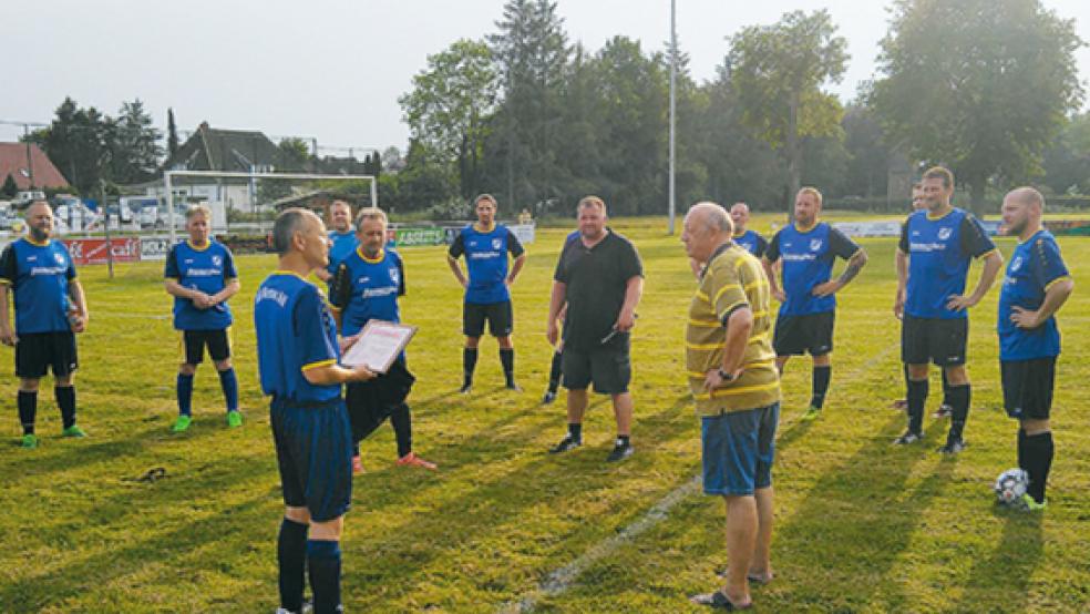 Die Alte-Herren-Mannschaft überreichte ihrem Betreuer die Urkunde für 60 Jahre Vereinszugehörigkeit.  © Foto: privat