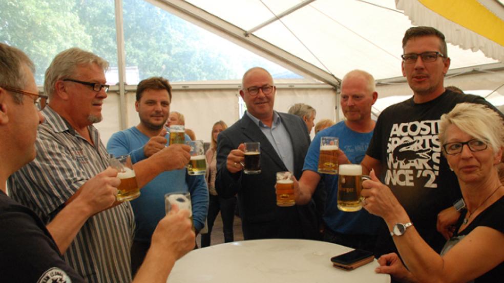 Bei der Eröffnung des Müggenmarktes 2019 stieß Bürgermeister Hans-Peter Heikens noch auf ein gelungenes Fest an. In diesem Jahr muss der Müggenmarkt ebenso wie bereits 2020 allerdings ausfallen.  © Archivfoto: Kuper