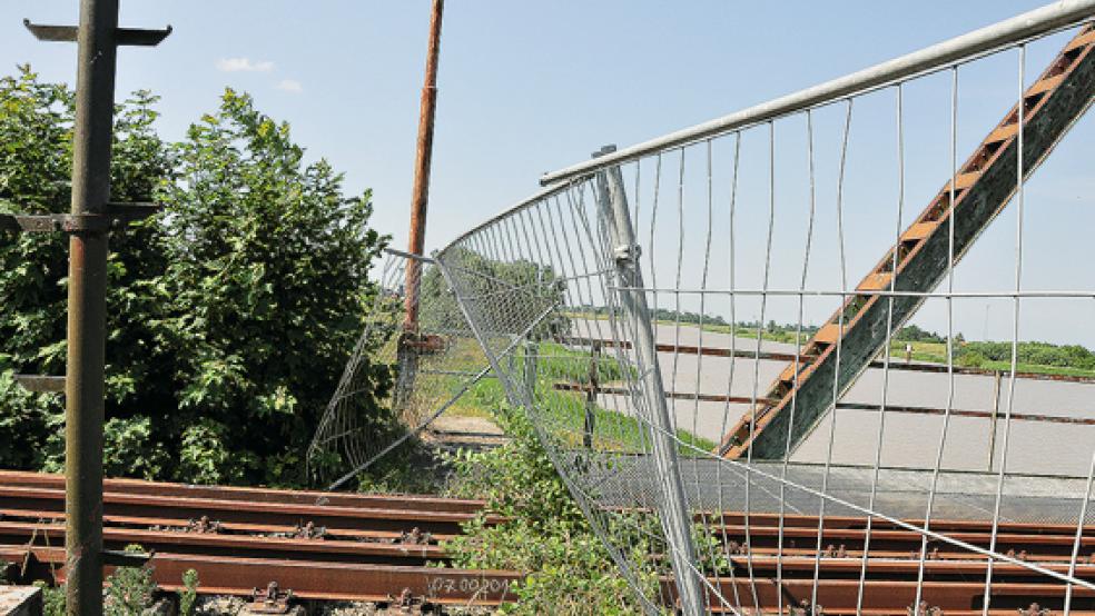 »Spielplatz« Friesenbrücke: Immer wieder klettern Unbefugte auf dem zerstörten Bauwerk herum. Mittlerweile ist dieser umgedrückte Bauzaun wieder neu befestigt.  © Foto: Wolters