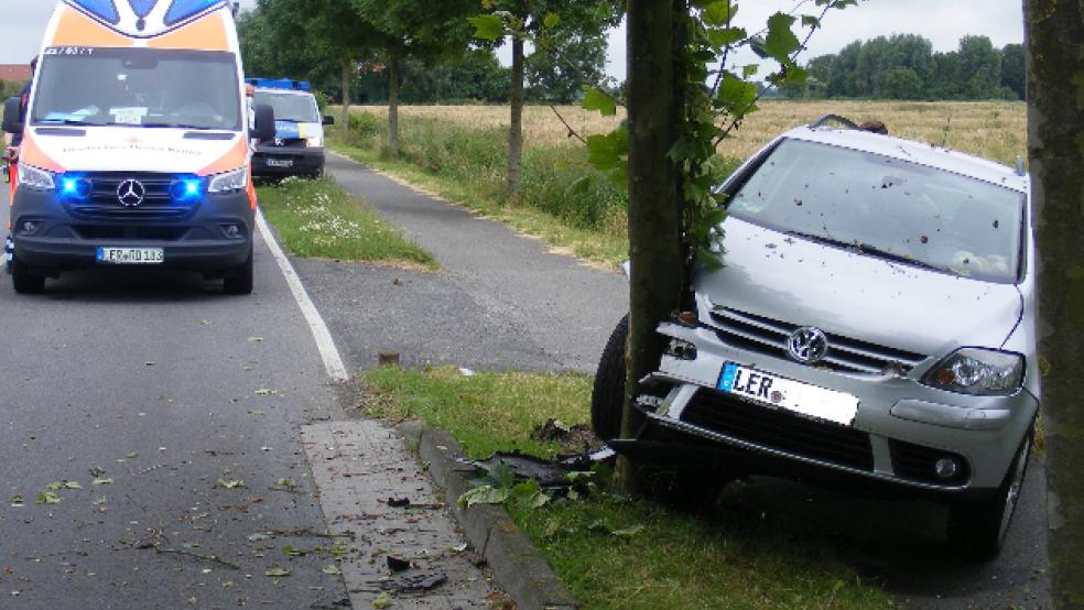 Die Polizei nimmt an, dass der Autofahrer wegen einer gesundheitlichen Beeinträchtigung von der Fahrbahn abkam. © Foto: Szyska