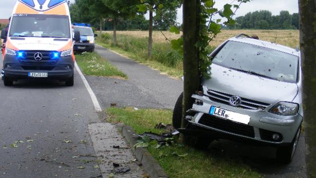 Auto prallt gegen Baum