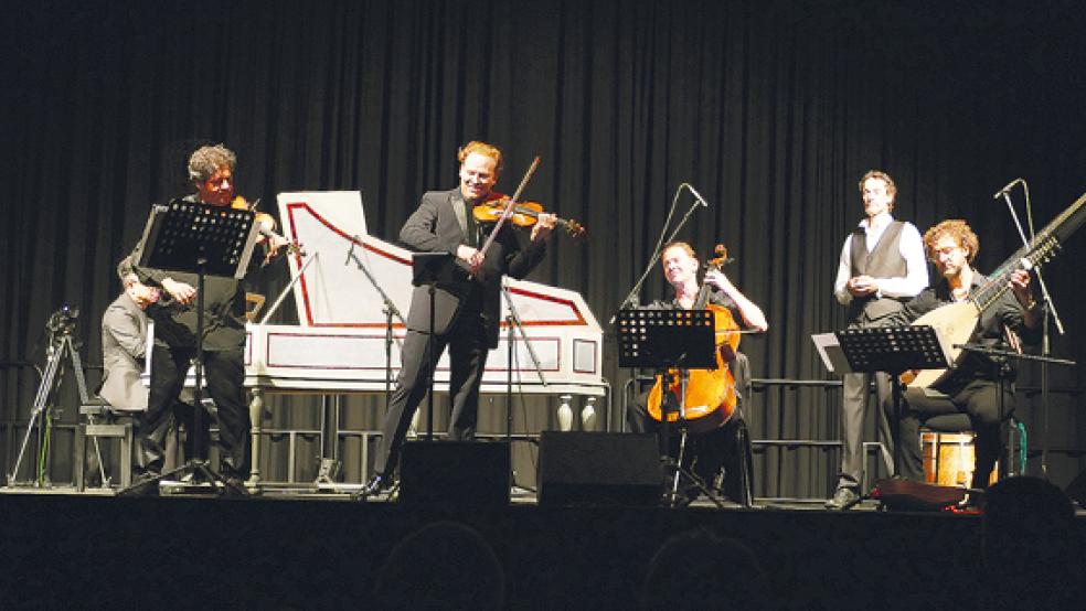 Daniel Hope und das Ensembles AIR gaben am Dienstag zwei Konzerte in der Auricher Sparkassenarena zum Auftakt der aktuellen Gezeitenkonzerte.  © Jürgens