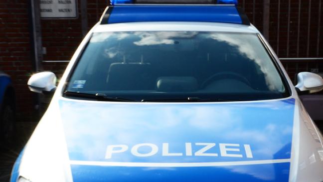 Auto fährt Jungen über den Fuß