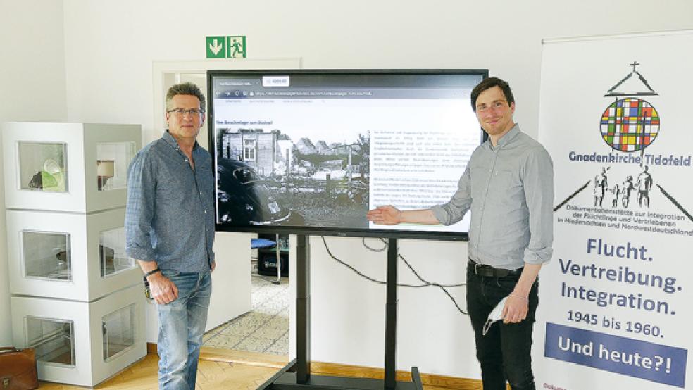 »Ungewöhnliche Entwicklung«: Der Leiter der Dokumentationsstelle Tidofeld Lennart Bohne (rechts) und Günter Wrobel vom Norder Medienzentrum haben die virtuelle Ausstellung mit ihren Teams erarbeitet. Besondere Exponate sind zu sehen.  © Fotos: Jürgens