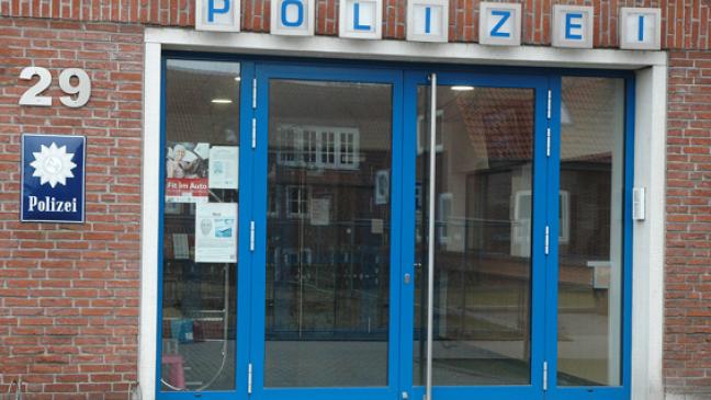 Auf Parkplatz und bei Polizei randaliert