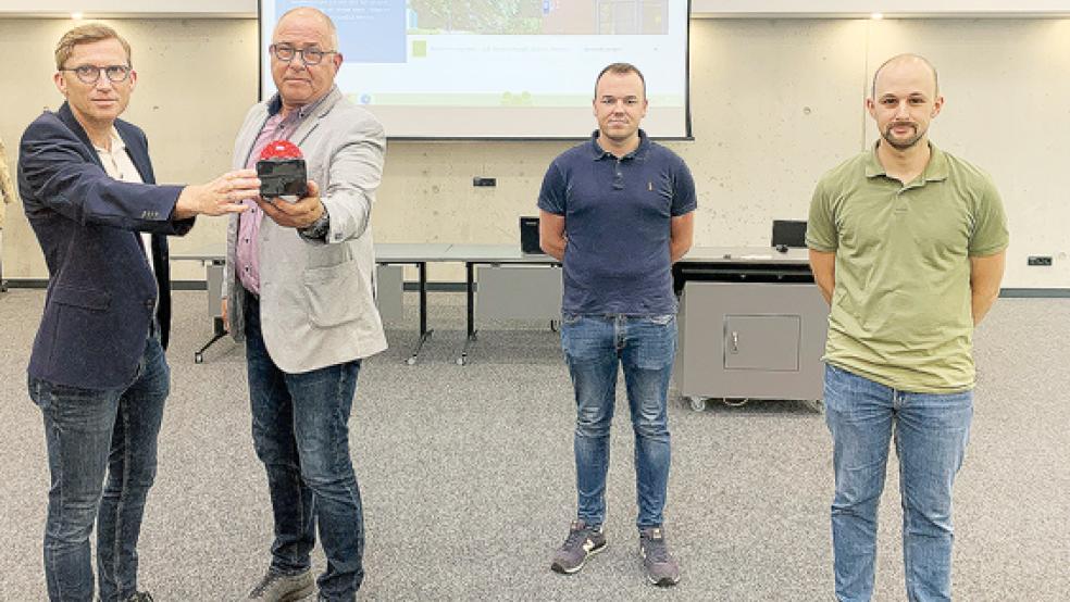 Mit dem symbolischen »Startknopf« (von links im Bild): Harm van Vügt als Vertreter des Bunder Bürgermeisters Gerald Sap und Jemgums Bürgermeister Hans-Peter Heikens sowie Dirk Frei und Lars Franken. Beide sind bei der Gemeinde Jemgum beschäftigt und waren mit der Umsetzung des Projektes betraut.  © Foto: privat