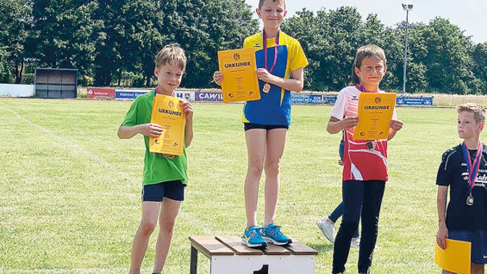 Henri Janssen wurde ostfriesischer Meister über 800 Meter und stand ganz oben auf dem Siegertreppchen.  © Foto: privat