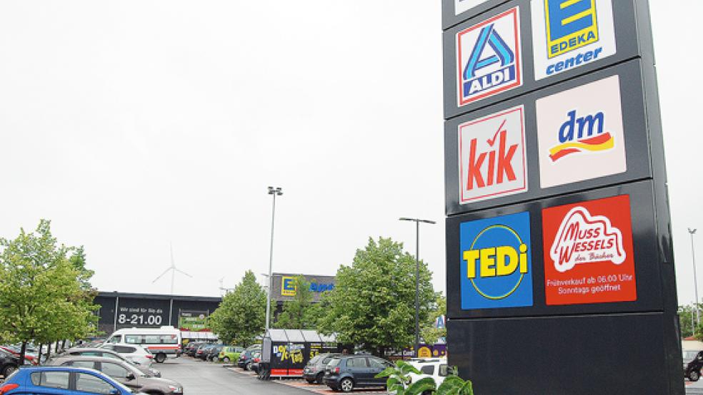 Auf dem Werbepylon an der Neuen Feldstraße ist »dm« schon jetzt mit seinem Logo vertreten.  © Foto: Hoegen