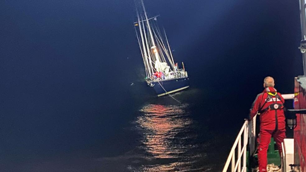 Der Seenotrettungskreuzer »Eugen« der Station Norderney nimmt die im Seegatt Schluchter havarierte Segelyacht auf den Haken.  © Foto: Die Seenotretter – DGzRS