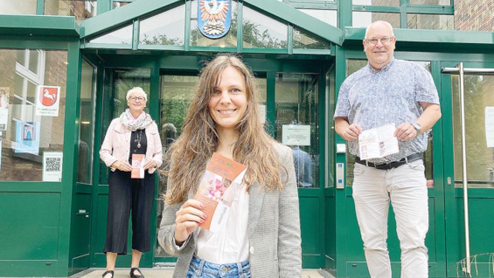 Kennen sich im »Gesundheitswesen-Dschungel« aus (von links): Angelika Janßen-Harms (Stadt Weener) sowie Imke Bonte und Frank Schüür (beide Senioren- und Pflegestützpunkt des Landkreises Leer). Ab August werden auch in Weener wieder Beratungen angeboten.  © Foto: Boelmann
