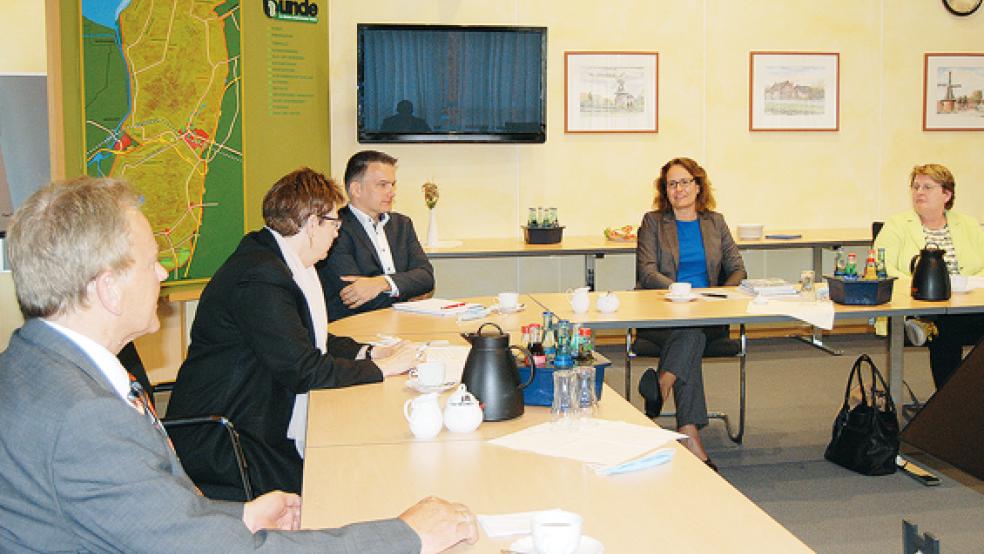 Beim Gespräch im Rathaus: Von links Bürgermeister Gerald Sap, Minsterin Birgit Honé, SPD-Ratsfraktionsvorsitzender Uwe Sap, EDR-Geschäftsführerin Ilona Heyen und die SPD-Landtagsabgeordnete Hanne Modder.  © Foto: Hoegen
