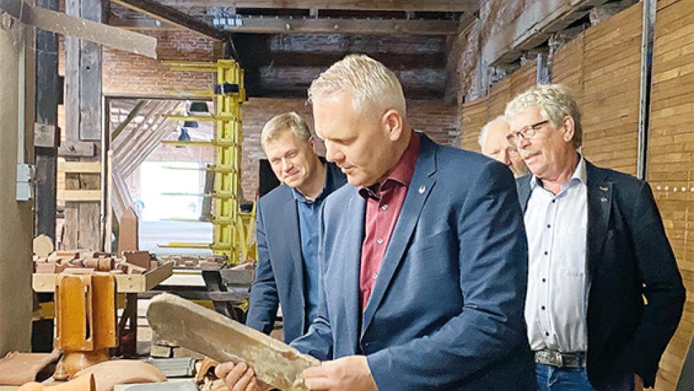 Minister Björn Thümler (Mitte) nimmt die Ausstellung im Ziegeleimuseum in Augenschein.<br />  © Foto: Hanken