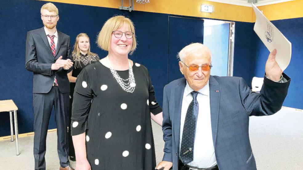 Albrecht Weinberg (96) freute sich über sein Ehren-Abiturzeugnis, das ihm Schulleiterin Ulrike Janßen hier gerade ausgehändigt hat. Im Hintergrund sind die Schülersprecher Christoph Bollen und Hannah Coordes zu sehen.  © Foto: Radtke 
