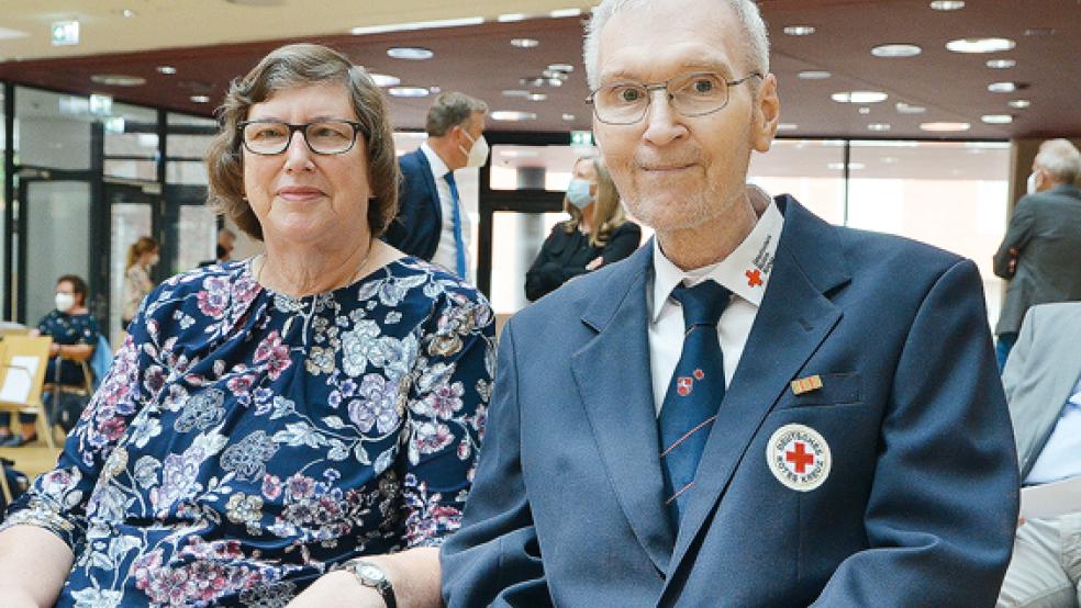 Die »Blinkfüür«-Preisträger wurden im Forum der Sparkasse in Leer ausgezeichnet. Unter ihnen ist auch Hermann Johann Pott in Begleitung seiner Frau Janette. .  © Fotos: Ammermann